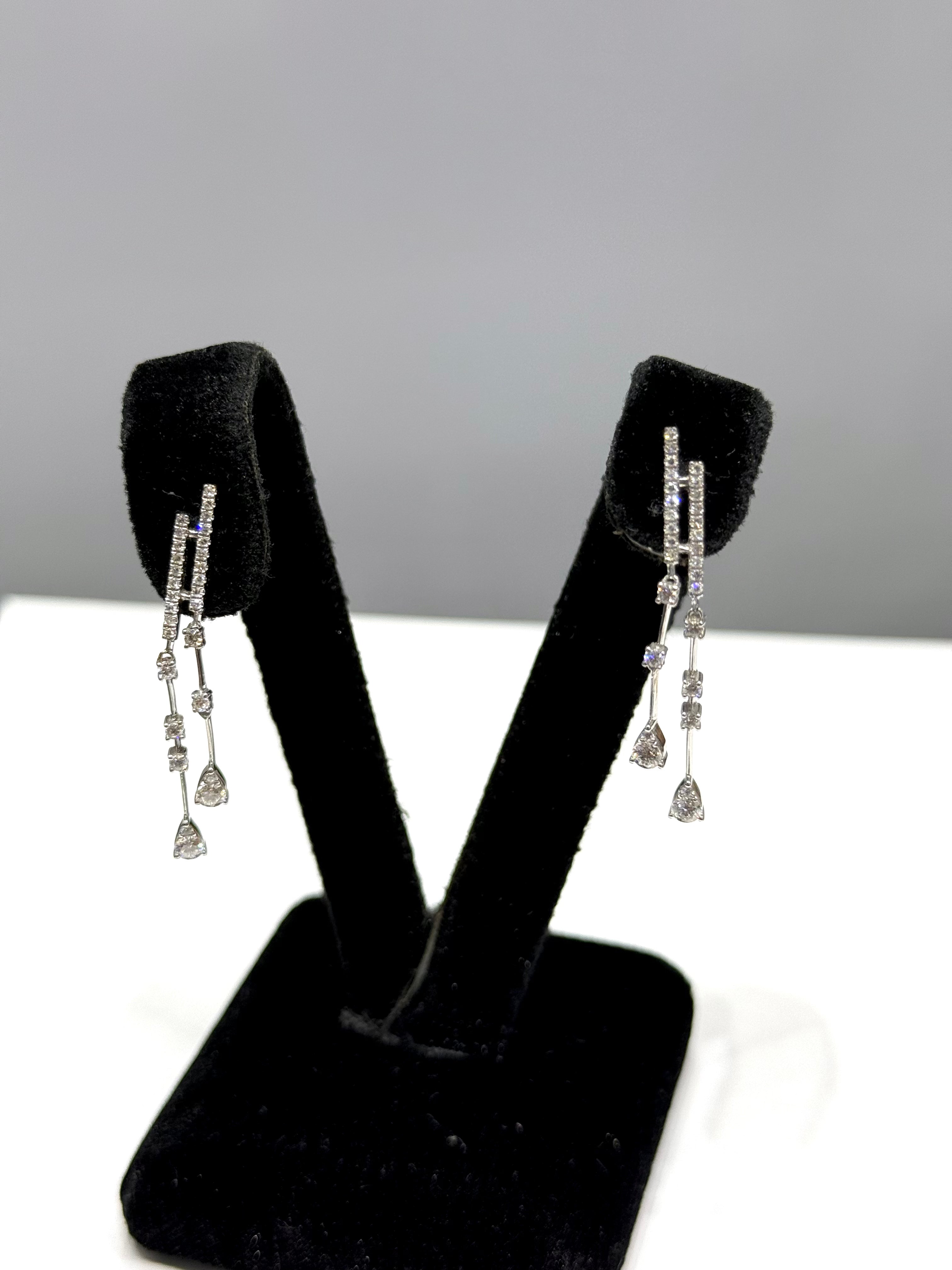 Aretes largos de diamante